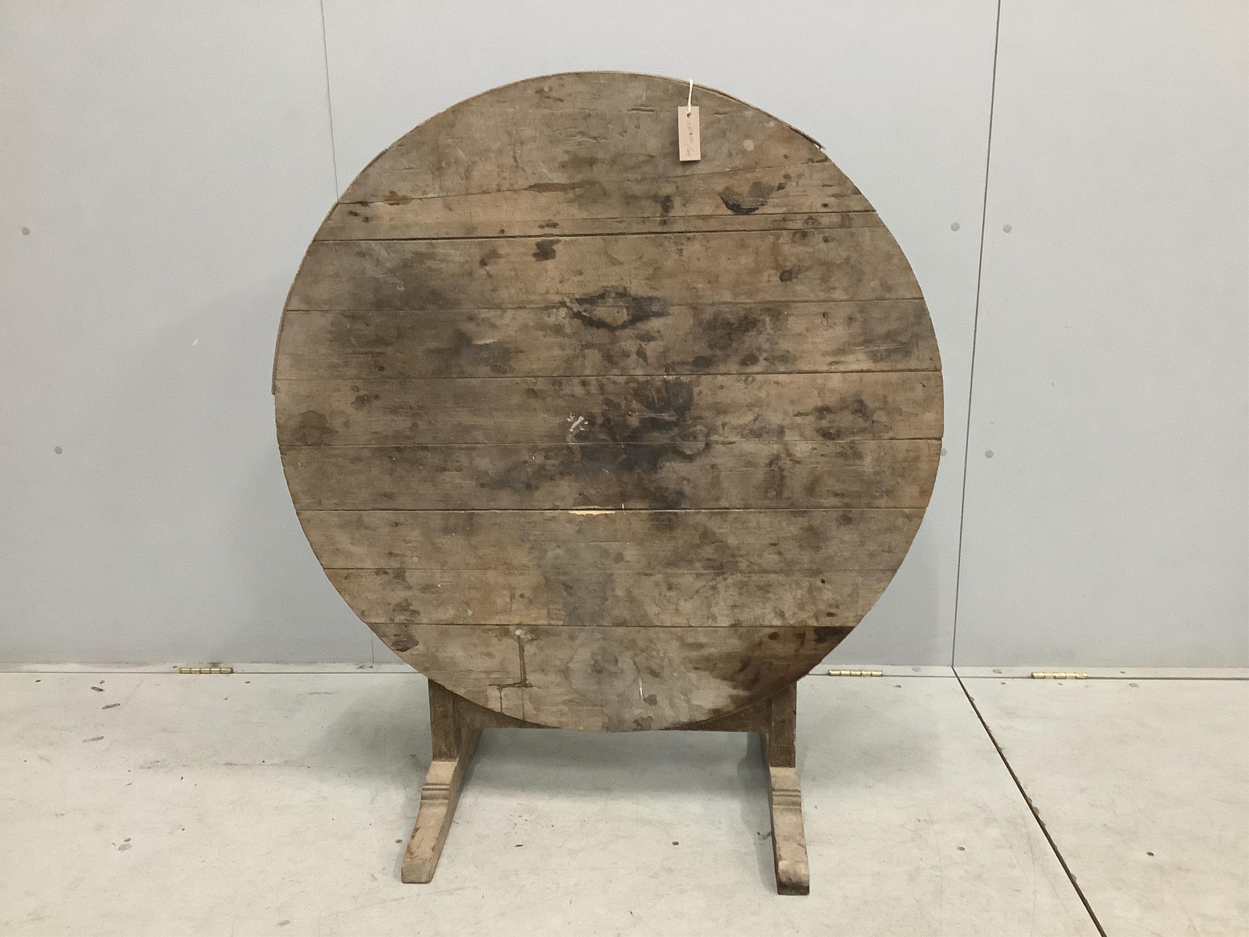 A 19th century French Vendange table, diameter 99cm, height 69cm. Condition - poor